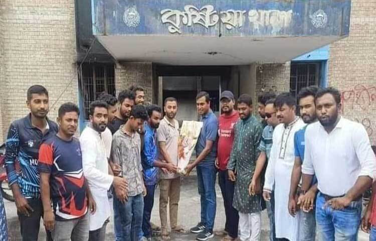 অগ্নিকাণ্ডে ধ্বংস হওয়া কুষ্টিয়া মডেল থানার ভারপ্রাপ্ত কর্মকর্তাকে (ওসি) ফুল দিয়ে বরণ করে নিয়েছেন শিক্ষার্থীরা। ছবি: আল-মামুন সাগর