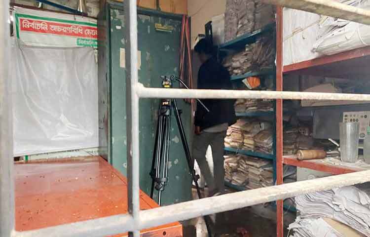 কুষ্টিয়া সিনিয়র জেলা নির্বাচন অফিসারের কার্যালয়ে অগ্নিসংযোগ করেছে দুর্বৃত্তরা। সকাল সাড়ে ৮ টার দিকে অফিস ভবনের পেছনের জানালার কাঁচ ভেঙে ভেতরে এই অগ্নিসংযোগ করা হয়। ছবি: আল-মামুন সাগর