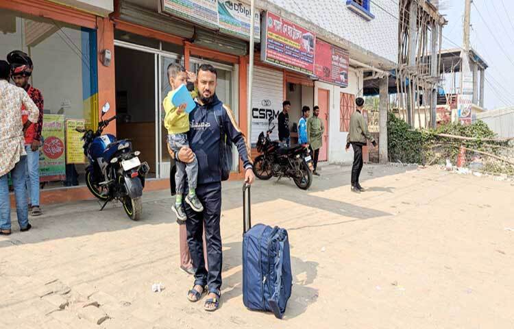 পটুয়াখালীতে চলছে অনির্দিষ্টকালের বাস ধর্মঘট। সকাল থেকে অভ্যন্তরীণ ও দূরপাল্লাসহ সব রুটের বাস চলাচল বন্ধ রয়েছে। এতে চরম ভোগান্তিতে পড়েছেন কুয়াকাটায় আগত পর্যটকসহ দূরপাল্লার যাত্রীরা। ছবি: আসাদুজ্জামান মিরাজ
