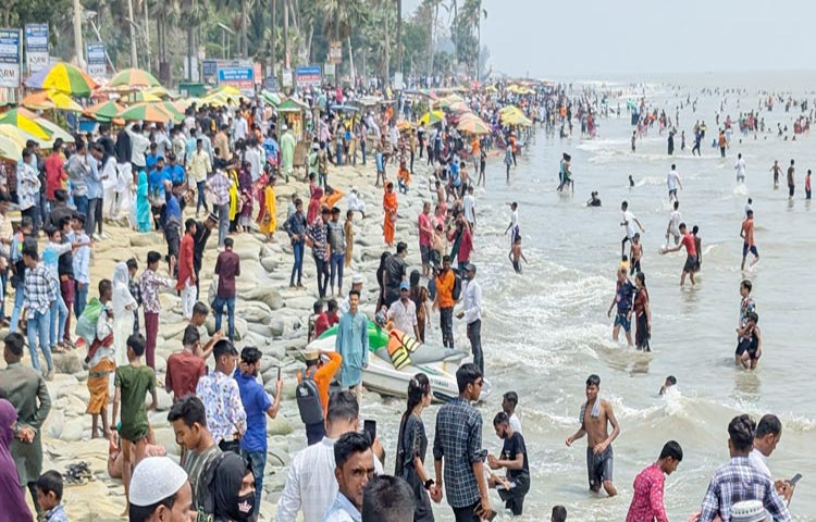 পটুয়াখালীর কুয়াকাটায় ঈদের দিনে ভিড় করেছে পর্যটকরা। ছবি: আসাদুজ্জামান মিরাজ