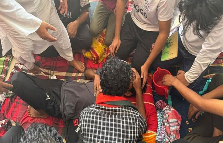 উপাচার্যের পদত্যাগ দাবিতে অনশনরত খুলনা প্রকৌশল ও প্রযুক্তি বিশ্ববিদ্যালয়ের (কুয়েট) এক শিক্ষার্থী অসুস্থ হয়ে পড়েছেন। ছবি: আরিফুর রহমান