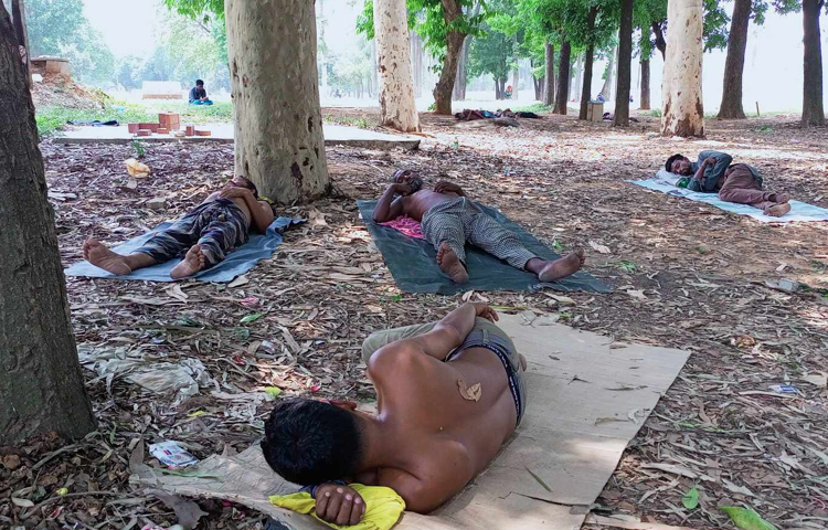 বৃষ্টির পরও তীব্র তাপপ্রদাহের কারণে জনজীবন অতিষ্ঠ হয়ে পড়েছে। গরম থেকে স্বস্তি পেতে গাছের ছায়া বিশ্রাম নিচ্ছেন শ্রমিকরা। ছবি: বিপ্লব দীক্ষিত