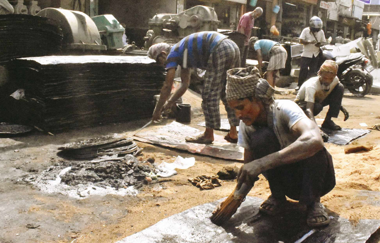 তীব্র গরমেও থেকে নেই শ্রমজীবী মানুষরা। ছবি: বিপ্লব দীক্ষিত