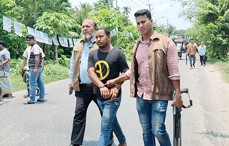 লক্ষ্মীপুরের রামগঞ্জে পশ্চিম কাজিরখীল সরকারি প্রাথমিক বিদ্যালয় কেন্দ্র দখলের চেষ্টায় ৫ জনকে আটক করা হয়েছে। ছবি: কাজল কায়েস