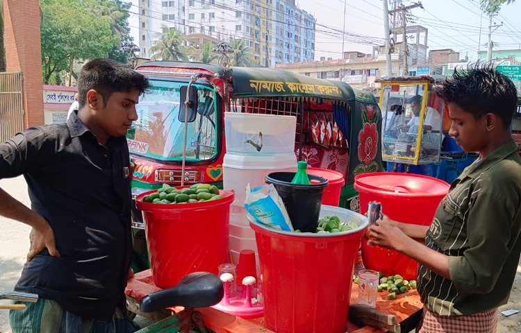 শরবত বানাতে ব্যস্ত বিক্রেতা। ছবি: কাজল কায়েস
