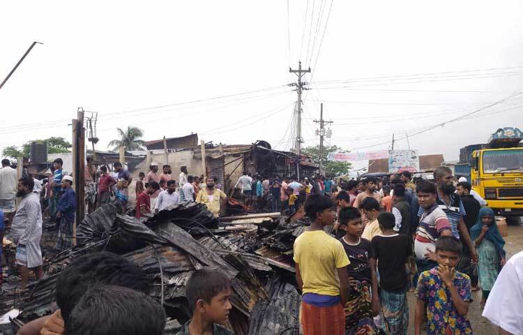লক্ষ্মীপুরের মজু চৌধুরীর হাটে আগুনে পুড়ে ১৫টি দোকান ছাই হয়ে গেছে। ছবি: কাজল কায়েস