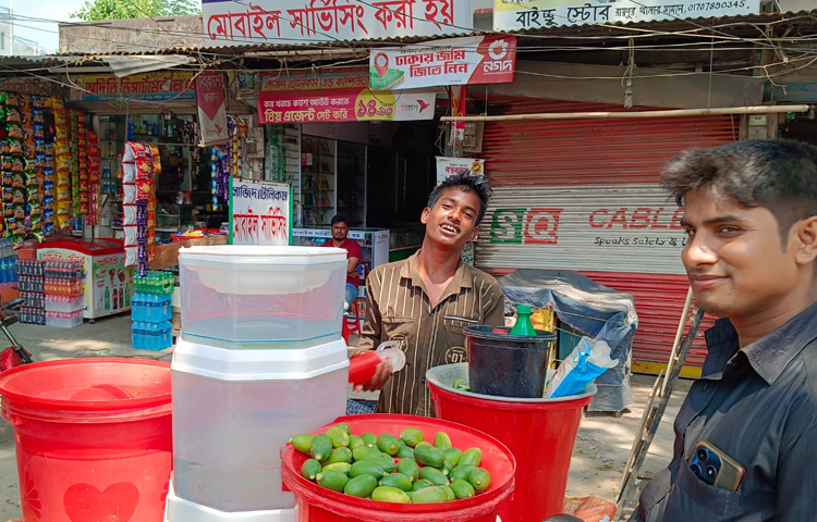 সারাদেশের মতো লক্ষ্মীপুরেও চাহিদা বেড়েছে শরবতের। ছবি: কাজল কায়েস