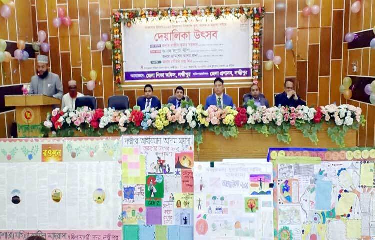 লক্ষ্মীপুরে দুই শতাধিক শিক্ষাপ্রতিষ্ঠানের সমন্বয়ে ‘এসো দেশ বদলাই, পৃথিবী বদলাই’ প্রতিপাদ্য নিয়ে দেয়ালিকা উৎসবের আয়োজন করা হয়েছে। ছবি: কাজল কায়েস
