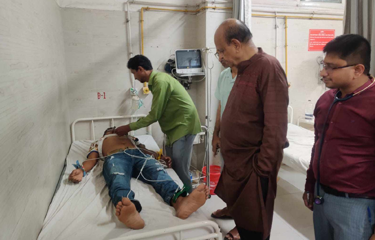 আজ সকালে ঈদ ছুটিকে কেন্দ্র করে দেশের স্বাস্থ্যসেবা যাতে বিঘ্নিত না হয়, সেজন্য অপ্রত্যাশিতভাবে স্বাস্থ্যমন্ত্রী হাসপাতাল দুটি পরিদর্শন করেন। ছবি: আবদুল্লাহ আল মিরাজ