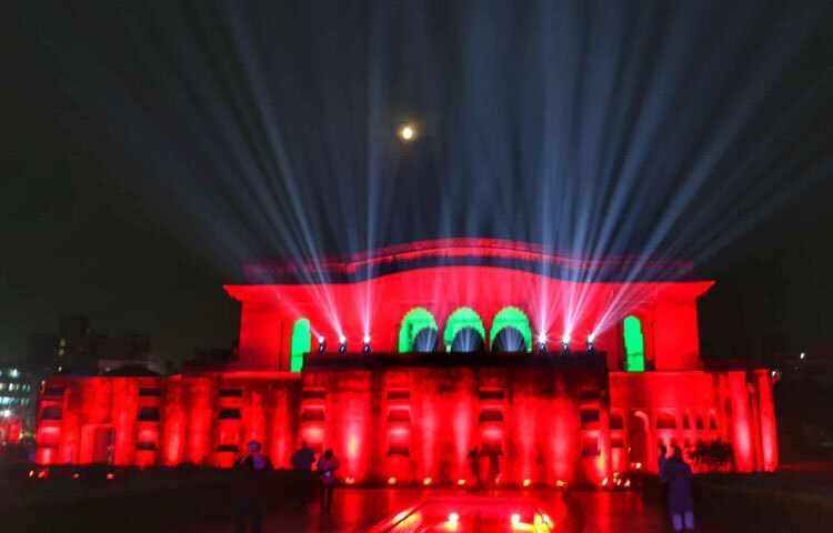 মঞ্চে একসময় তবলার সঙ্গে সেতারের জুগলবন্দিতে পুরো প্রাঙ্গণ যেন নিঃশব্দ হয়ে যায়। সুরের উত্থান-পতনের সঙ্গে লালবাগের প্রাচীন ইটগুলোও যেন কেঁপে ওঠে।