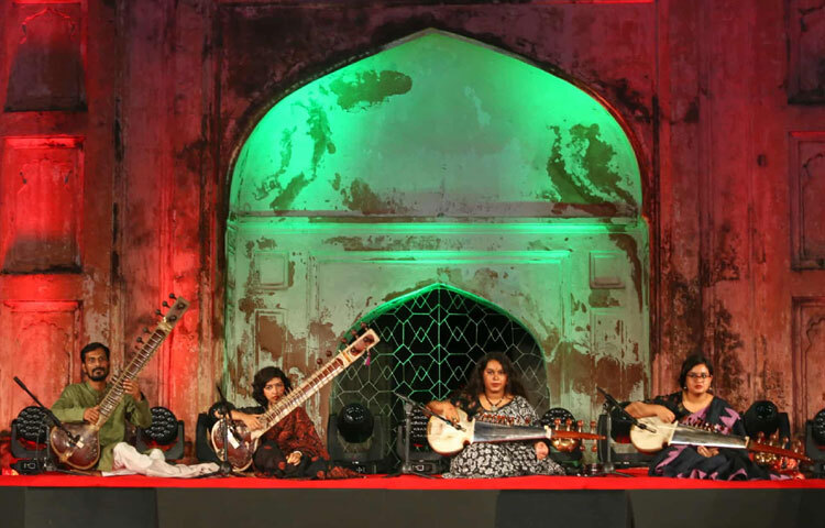 সন্ধ্যার শুরুতে জাতীয় সংগীতের পর পরিবেশিত হয় রাগ ইয়ামন। ধীরে ধীরে রঙ বদলায় আকাশের, আর কেল্লার দেয়ালজুড়ে প্রতিফলিত হয় রাগের গভীরতা। দর্শকরা মুগ্ধ হয়ে শুনেছেন তরুণ শিল্পীদের পরিবেশনা-যেখানে একদিকে ছিল ওস্তাদের প্রতি শ্রদ্ধা, অন্যদিকে ছিল নতুন প্রজন্মের সুরের ভাষায় তার উত্তরাধিকার।