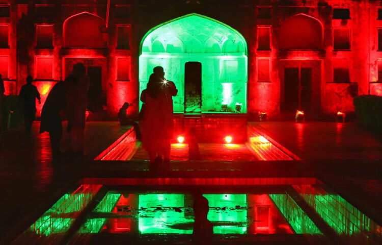 ওস্তাদ আলাউদ্দিন খাঁ-যার হাত ধরে ভারতীয় উপমহাদেশে ধ্রুপদী সংগীত পেয়েছিল নতুন পরিচয়, নতুন ভাষা। মাইহার ঘরানার এই মহাগুরু শুধু একজন সংগীতশিল্পী নন; তিনি ছিলেন এক জীবন্ত প্রতিষ্ঠান। তার শিষ্যদের মধ্যে পণ্ডিত রবিশঙ্কর, আলী আকবর খাঁ, অন্নপূর্ণা দেবী-এদের মাধ্যমে ধ্রুপদী সংগীত পৌঁছেছে বিশ্বের নানা প্রান্তে। তাই তাঁর জন্মবার্ষিকীতে এমন আয়োজন যেন কেবল স্মরণ নয়, এক সাংস্কৃতিক দায়বদ্ধতার প্রকাশও।