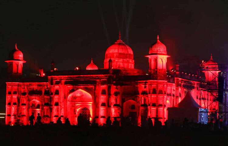 ঐতিহাসিক এই দুর্গ রূপ নিয়েছে আলো ও সুরের মিলনমেলায়। কেল্লার প্রতিটি প্রাচীর, গম্বুজ ও দরজায় জ্বলছে নানারঙের আলোকসজ্জা, যেন ইতিহাস আর শিল্প এক হয়ে গেছে এই বিশেষ সন্ধ্যায়। ভেসে আসছে সেতারের তারে তারে মায়াবী ধ্বনি, তবলার তাল মিলছে বেহালার তানে-সকলেই যেন অনুভব করছেন এক অন্যরকম সাংস্কৃতিক জোয়ার।