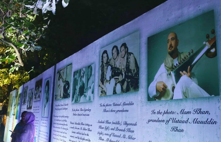 অনুষ্ঠান সঞ্চালনা করেন একুশে পদকপ্রাপ্ত সংস্কৃতিকর্মী, অভিনেতা ও পরিচালক আফজাল হোসেন। এসময় কূটনীতিক, শিল্পী ও সংস্কৃতি অনুরাগীরা উপস্থিত ছিলেন।