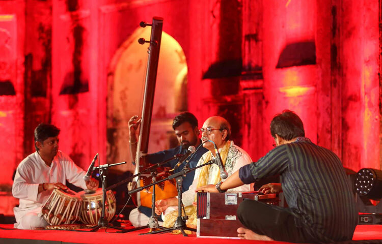 আয়োজনে আরও উপস্থিত ছিলেন দেশের বিশিষ্ট সংগীতশিল্পী, শিল্পানুরাগী ও সংস্কৃতিপ্রেমীরা। সেতার, সরোদ, তবলা, বাঁশি-প্রতিটি যন্ত্রই যেন বলছিল একটাই কথা: ‘সুর বেঁচে থাকুক, ঐতিহ্য টিকে থাকুক।’