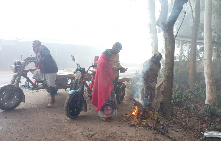 ১০ দিন সূর্যের দেখা নেই লালমনিরহাটে। জেলায় সর্বনিম্ন তাপমাত্রা ৯ ডিগ্রি সেলসিয়াস রেকর্ড করা হয়েছে। তীব্র ঠান্ডায় জনজীবনে দেখা দিয়েছে স্থবিরতা। গরম কাপড় না থাকায় ছিন্নমূল মানুষ পড়েছে বিপাকে। ছবি: রবিউল হাসান