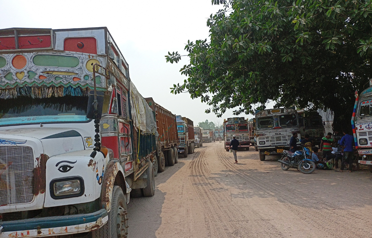 টানা ১০ দিন বন্ধ থাকবে লালমনিরহাটের বুড়িমারী স্থলবন্দর। ছবি: রবিউল হাসান