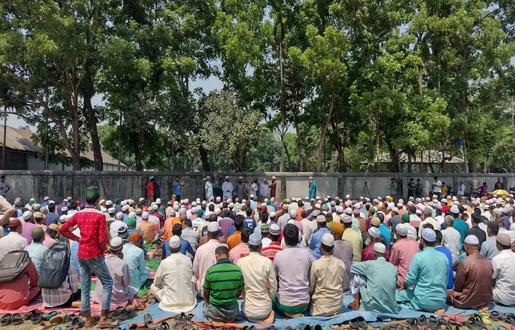 লালমনিরহাটে বৃষ্টির জন্য ইসতিসকার নামাজে কাঁদলেন হাজারো মুসল্লি। ছবি: রবিউল হাসান