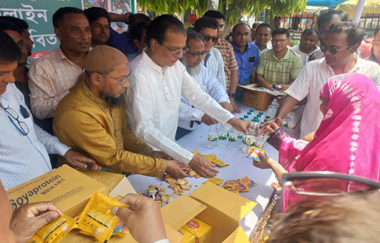 তীব্র তাপপ্রবাহে লালমনিরহাটের তৃষ্ণার্ত খেটে খাওয়া মানুষের মাঝে বিশুদ্ধ পানি, স্যালাইন ও শুকনো খাবার বিতরণ করেছে জেলা বিএনপি। ছবি: রবিউল হাসান
