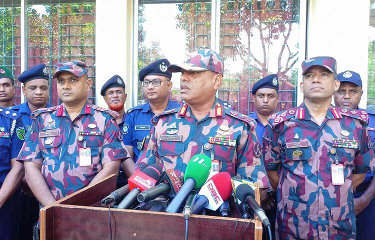 গুজব ছড়িয়ে সীমান্তে হিন্দু সম্প্রদায়ের লোকজনকে জড়ো করা হয়েছিল। যারা গুজব ছড়িয়েছেন তাদের গ্রেফতারে অভিযান চলছে বলে জানিয়েছেন বর্ডার গার্ড বাংলাদেশের (বিজিবি) রংপুর রিজিয়ন কমান্ডার ব্রিগেডিয়ার জেনারেল খোন্দকার শফিকুজ্জামান। ছবি: রবিউল হাসান