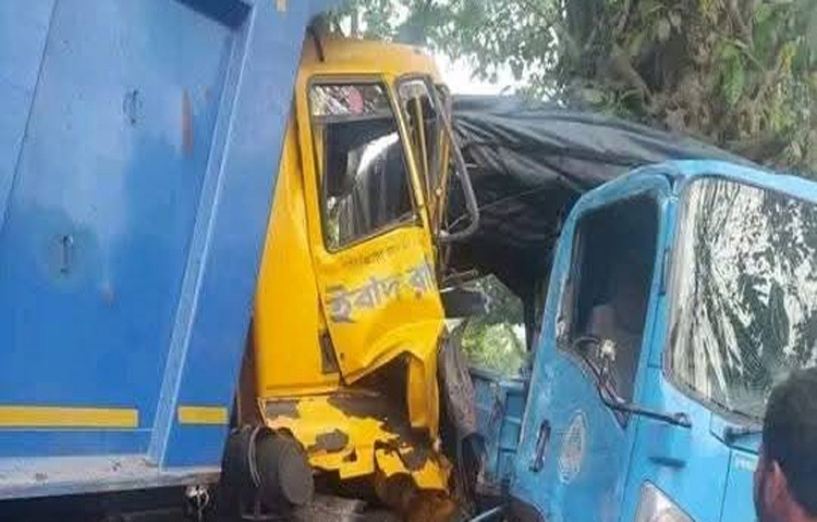 লালমনিরহাটে বেপরোয়া গতিতে চলা একটি ড্রাম ট্রাক পুলিশবাহী ভ্যানে ধাক্কা দিয়েছে। এতে ভ্যানে থাকা ১৫ পুলিশ সদস্য আহত হয়েছেন। ছবি: রবিউল হাসান