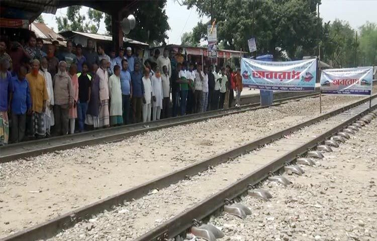 ছয়দিন ধরে বন্ধ রয়েছে বুড়িমারী-লালমনিরহাটের ট্রেন চলাচল। ২১ এপ্রিল থেকে বুড়িমারী থেকে ট্রেন চালুর দাবিতে মানববন্ধনের পর থেকে এ রুটে চলাচল করা চার জোড়া ট্রেন বন্ধ রয়েছে। ছবি: জাগো নিউজ