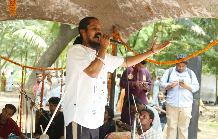 উদ্যানের এক প্রান্তে বসেছে লালন গানের আসর। ছবি: মাহবুব আলম