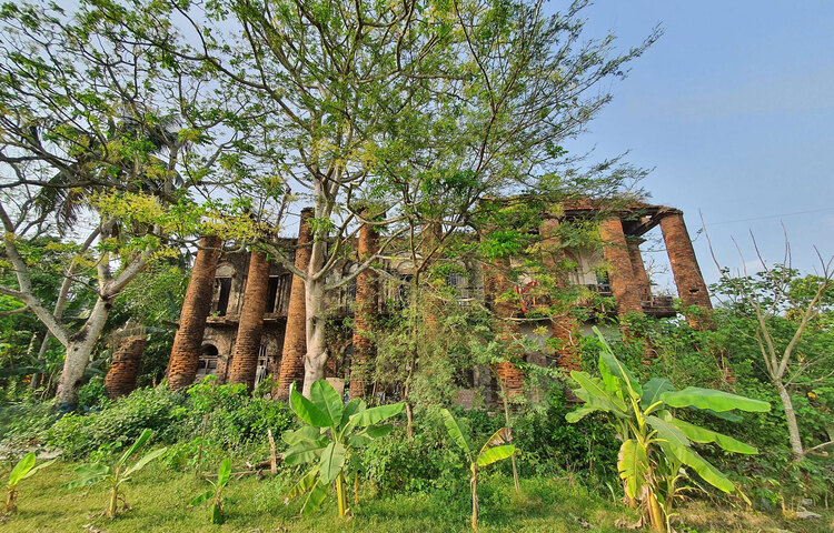 নড়াইলের লোহাগড়া উপজেলার মল্লিকপুর ইউনিয়নের কুন্দসী গ্রামে কথিত জমিদার মণিবাবুর বাড়ি অবস্থিত। লোহাগড়া সদর থেকে প্রায় ১.৫ কিলোমিটার দক্ষিণে কুন্দসী নামক গ্রাম। এ গ্রামের লোহাগড়া-মল্লিকপুর পাকা সড়কের সাথে লাগোয়া পশ্চিম পাশে এ জমিদার বাড়ির অবস্থান। ছবি: বোহেমিয়ান ফয়সাল