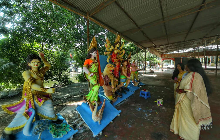 রমনা কালীমন্দির চত্বরে এখন উৎসবমুখর পরিবেশ। প্রতিমা তৈরির জায়গায় ভিড় করছেন সাধারণ মানুষও। কেউ দাঁড়িয়ে মুগ্ধ দৃষ্টিতে দেখছেন দেবী গঠনের দৃশ্য, কেউবা ছবি তুলছেন স্মৃতির ঝুলিতে ভরার জন্য।