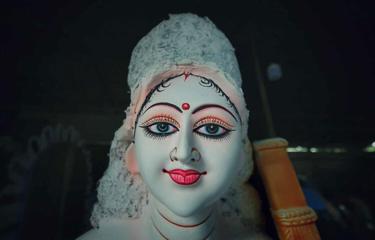 কারও হাতে তখন চোখ আঁকার সূক্ষ্ম কাজ-যা দেবী প্রতিমায় এনে দেয় জীবন্ত অভিব্যক্তি।