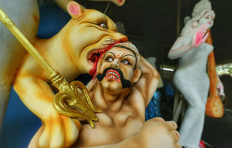 একেকজনের কাজে ফুটে উঠছে ভিন্ন ভিন্ন দক্ষতা, আর মিলেমিশে তৈরি হচ্ছে পূজামণ্ডপে দেবী দুর্গার পূর্ণাঙ্গ রূপ।