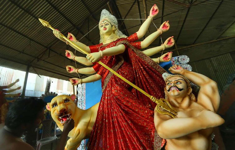 কারিগরদের ভাষায়, পূজার আনন্দ শুরু হয় তাদের হাতের কাজ দিয়েই। প্রতিমা তৈরির প্রতিটি ধাপকে তারা মনে করেন পূজারই অঙ্গ। শেষ মুহূর্তের এই দৌড়ঝাঁপেই মিশে থাকে শিল্প আর ভক্তির অনন্য সংমিশ্রণ।