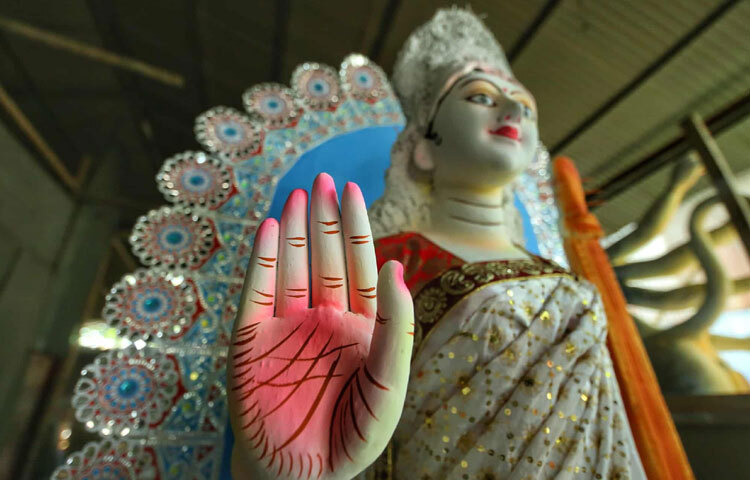 চারপাশে ধূপের গন্ধ, রঙের ছটা আর শিল্পীদের ব্যস্ততায় জমে উঠেছে পূজার আগাম আবহ।