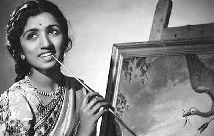 লতা মঙ্গেশকরকে বলা হয় ভারতের কোকিলকণ্ঠী। তার দীর্ঘ ক্যারিয়ারে প্রায় ৩৬টি ভাষায় তিন দশকের বেশি সময়ে তিনি গেয়েছেন প্রায় ৩০ হাজার গান।