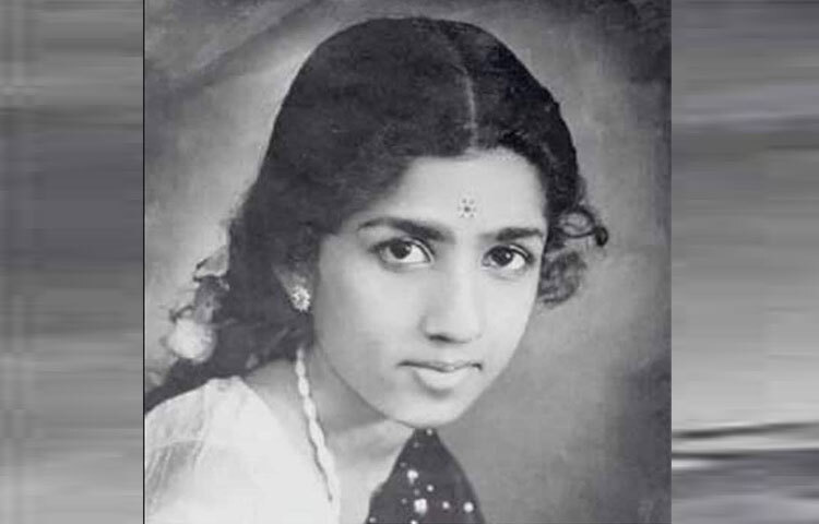 তাদের পারিবারিক পদবি ছিল হার্দিকর। পরে দীননাথ এই পদবি পরিবর্তন করে মঙ্গেশকর করেন, যা পরবর্তীতে পরিবারের সবার পরিচয় হয়ে যায়।