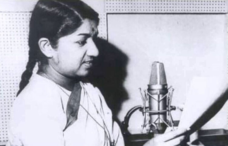 লতা প্রথম গান রেকর্ড করেন ১৯৪২ সালে, একটি মারাঠি ছবির জন্য। ১৯৪৬ সালে ‘আপ কি সেবা মে’ ছবির মাধ্যমে বলিউডে প্লেব্যাক শুরু করেন। আর ১৯৪৮ সালে সুরকার গুলাম হায়দারের হাত ধরে পান বড় সুযোগ। তার গাওয়া ‘দিল মেরা তোড়া’ গান তাকে নিয়ে যায় শীর্ষ সারির শিল্পীদের কাতারে।