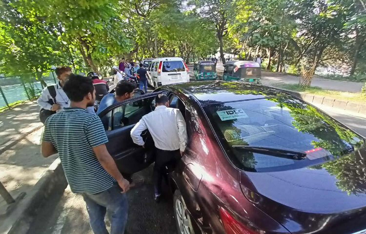 এছাড়া রাজধানীর মোহাম্মদপুর বেড়িবাঁধ, কারওয়ানবাজার রেলক্রসিং, মিরপুর, শাহবাগ, মগবাজার, গাবতলীতে পুলিশ সদস্যদের দেখা গেছে সন্দেহভাজন ব্যক্তিদের তল্লাশি করতে।