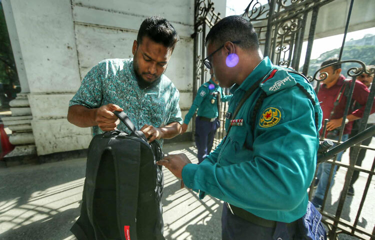সুপ্রিম কোর্টের চারদিক কড়া নিরাপত্তায় মোড়ানো হয়েছে। গেটের সামনে সেনাবাহিনীকে অবস্থান নিতে দেখা গেছে। আর আন্তর্জাতিক অপরাধ ট্রাইব্যুনালের সামনে ও ভেতরে পুলিশ র‍্যাবসহ আইনশৃঙ্খলা বাহিনীর নিরাপত্তা জোরদার করা হয়েছে।