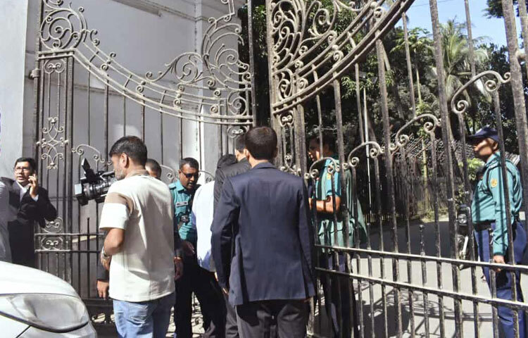 তবে রাজধানীতে অফিসগামী ও সাধারণ মানুষের স্বাভাবিক চলাচল দেখা গেছে। ব্যক্তিগত গাড়ি কম থাকলেও সড়কে রয়েছে যানবাহনের ভিড়, চলছে গণপরিবহন ও মেট্রোরেল।