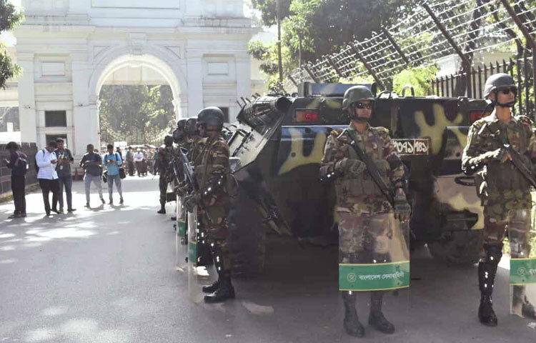 সকাল থেকে রাজধানীর গুরুত্বপূর্ণ এলাকা ও মোড়ে মোড়ে পুলিশসহ অন্যান্য আইনশৃঙ্খলা বাহিনীর সদস্যরা নিরাপত্তার দায়িত্বে রয়েছেন।