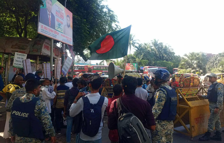 রায় ঘোষণাকে কেন্দ্র করে রাজধানীসহ দেশের গুরুত্বপূর্ণ স্থানে সতর্ক অবস্থানে রয়েছেন আইনশৃঙ্খলা বাহিনীর সদস্যরা।