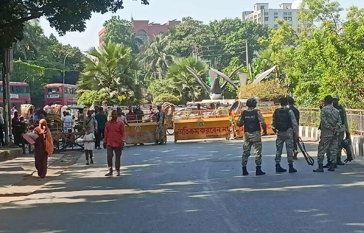 পুলিশ বলছে, যে কোনো ধরনের অনাকাঙ্ক্ষিত ঘটনা এড়াতে মাঠে রয়েছে পুলিশ, র‌্যাব, বিজিবিসহ আইনশৃঙ্খলা বাহিনীর সদস্যরা।