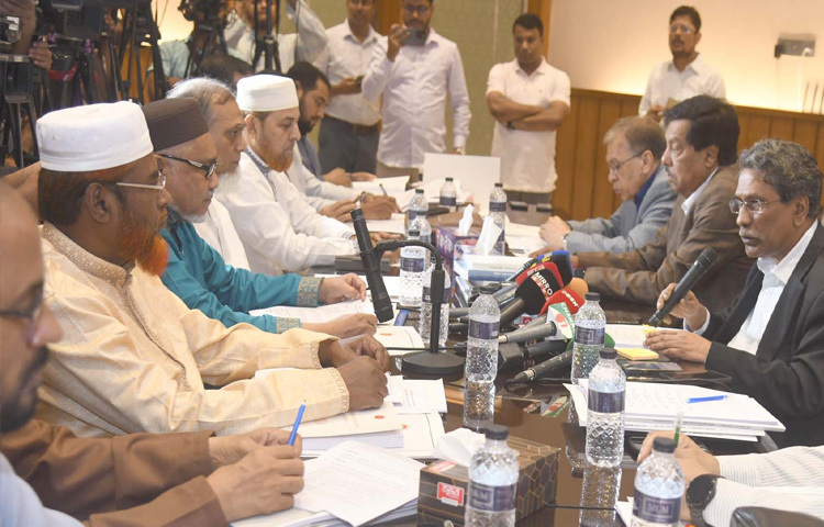 ঢাকায় জাতীয় সংসদ ভবনের এলডি হলে জাতীয় ঐকমত্য কমিশনের সঙ্গে বাংলাদেশ জামায়াতে ইসলামীর আলোচনা অনুষ্ঠিত হয়। এসময় কমিশনের সহ-সভাপতি অধ্যাপক আলী রীয়াজ উপস্থিত ছিলেন। ছবি: পিআইডি