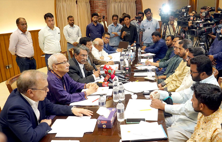 ঢাকায় জাতীয় সংসদ ভবনের এলডি হলে জাতীয় ঐকমত্য কমিশনের সঙ্গে গণঅধিকার পরিষদের আলোচনা অনুষ্ঠিত হয়। এসময় কমিশনের সহ-সভাপতি অধ্যাপক আলী রীয়াজ উপস্থিত ছিলেন। ছবি: পিআইডি