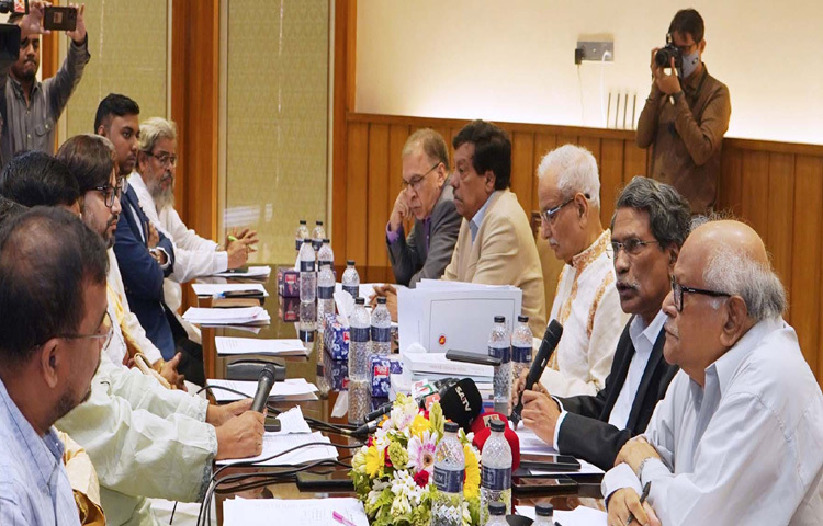 ঢাকায় জাতীয় সংসদ ভবনের এলডি হলে জাতীয় ঐকমত্য কমিশনের সঙ্গে ভাসানী অনুসারী পরিষদের আলোচনা অনুষ্ঠিত হয়। এসময় কমিশনের সহ-সভাপতি অধ্যাপক আলী রীয়াজ উপস্থিত ছিলেন। ছবি: পিআইডি