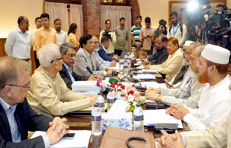 ঢাকায় জাতীয় সংসদ ভবনের এলডি হলে জাতীয় ঐকমত্য কমিশনের সঙ্গে বাংলাদেশ জামায়াতে ইসলামীর বর্ধিত আলোচনা অনুষ্ঠিত হয়। এসময় কমিশনের সহ-সভাপতি অধ্যাপক আলী রীয়াজ উপস্থিত ছিলেন। ছবি: পিআইডি