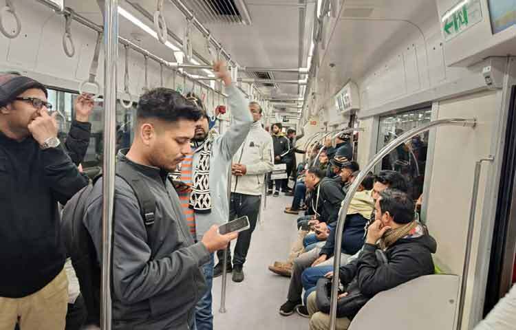 সিরাজগঞ্জ থেকে ট্রেনে ঢাকায় আসেন বিএনপিকর্মী এনায়েতুর রহমান, সবুজ মিয়া ও নাজমুল হোসাইন। এনায়েতুর রহমান বলেন, ‌‘বাসে এলে দেরি হওয়ার আশঙ্কা ছিল। তাই রংপুর এক্সপ্রেসে করে কমলাপুরে নেমেছি। আমাদের জেলা থেকে অনেকেই এরই মধ্যে জানাজাস্থলে পৌঁছে গেছেন।’