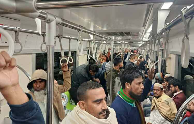 এদিকে অনেক নেতাকর্মী লোকাল বাস, মোটরসাইকেল কিংবা ব্যাটারিচালিত রিকশাতেও জানাজাস্থলের উদ্দেশ্যে ছুটছেন। সবারই লক্ষ্য দুপুর ২টার আগেই জাতীয় সংসদ ভবন এলাকার মানিক মিয়া অ্যাভিনিউয়ে পৌঁছে নির্ধারিত সময়ে সাবেক প্রধানমন্ত্রী বেগম খালেদা জিয়ার জানাজায় অংশ নেওয়া।দেশের বিভিন্ন এলাকা থেকে বাস ও ট্রেনে ঢাকায় নেমে যানজট এড়াতে এবং দ্রুত জানাজাস্থলে পৌঁছাতে বিএনপি নেতাকর্মীদের বড় একটি অংশ মেট্রোরেলকেই সবচেয়ে নিরাপদ ও কার্যকর মাধ্যম হিসেবে বেছে নিচ্ছেন।