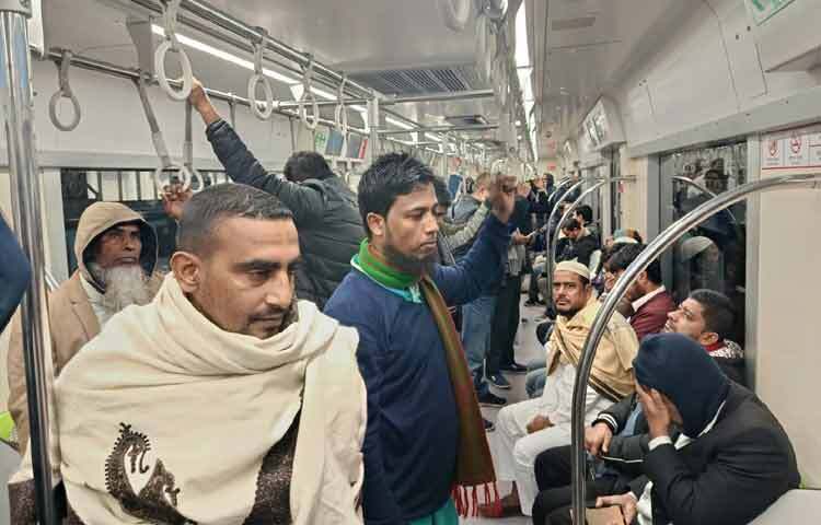 একইভাবে খুলনা থেকে সকালে রওনা দিয়ে সায়েদাবাদ বাস টার্মিনালে পৌঁছান বিএনপিকর্মী সৈকত। তিনি বলেন, লোকাল বাস বা সিএনজিতে গেলে ভিআইপি মুভমেন্ট ও সড়ক বন্ধ থাকার কারণে দেরি হতে পারে। তাই মেট্রোরেল বেছে নিয়েছি। এতে সময় কম লাগবে এবং ভোগান্তিও কম হবে।