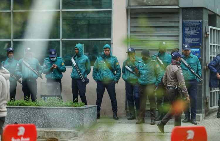 হাসপাতালের কর্মকর্তারা জানিয়েছেন, অনাকাঙ্ক্ষিত ভিড় ও নিরাপত্তাজনিত ঝুঁকি এড়াতে প্রবেশ পথগুলোতে অতিরিক্ত নিরাপত্তা ব্যবস্থা গঠন করা হয়েছে। হাসপাতালের প্রবেশদ্বারে নিরাপত্তা প্রহরী বাড়ানো হয়েছে, ব্যক্তিগত সামগ্রী যাচাই করা হচ্ছে এবং হাসপাতালে অনুমোদিত সময়সীমা ছাড়া কেউ প্রবেশ করতে পারছেন না।